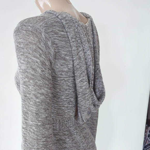 Roxy Gray and White Long Sleeve Top - Picture 10 of 13